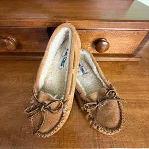 Minnetonka Cally Tan Moccasin suede Slippers  woman 6 slip on moccasin shoe bow
